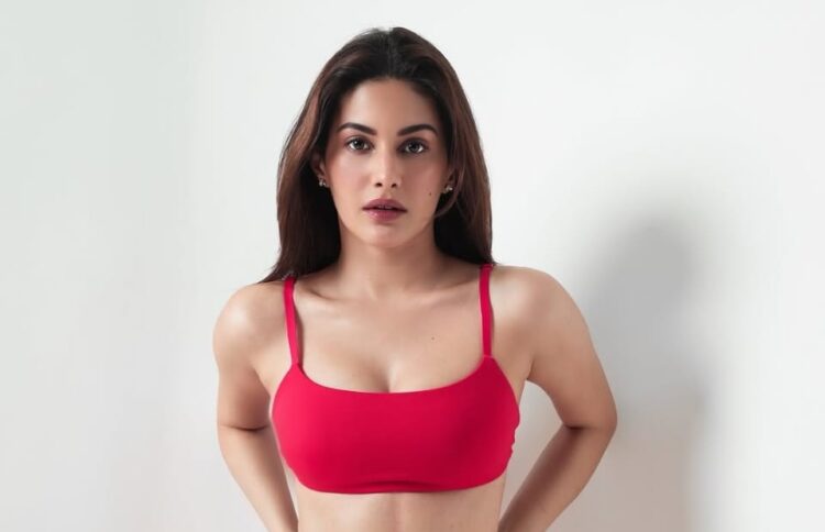Amyra Dastur Turns Up the Glam in Her Latest Stunning Photos (5)