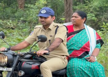 Minister Seethakka inspected the Medaram Jathara on bike and made several suggestions (8)