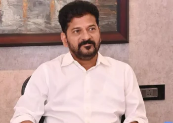 ముఖ్యమంత్రిని మర్యాదపూర్వకంగా కలిసిన జిల్లా కాంగ్రెస్ నాయకులు
